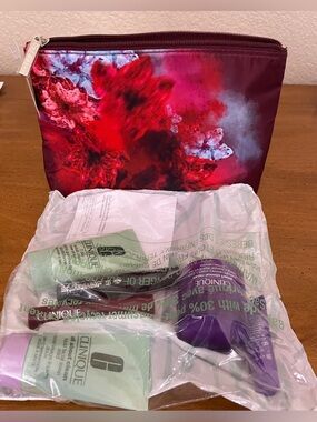 Clinique Smart Clinical Repair set- Travel Set with Red and Purple Floral Pouch